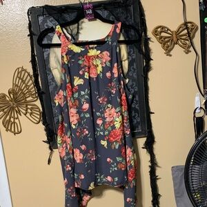 #148 size 1 Torrid NWT Multicolor Floral halter Top w/ button keyhole
